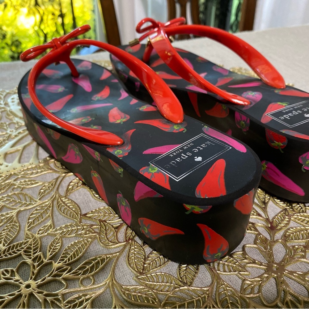 ❤️‍🔥❤️‍🔥❤️‍🔥Kate Spade Caynnne Pepper Red & Black Wedged Bowed 🎀Thong Sandals - Picture 2 of 9